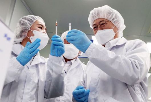 문재인 대통령이 지난 18일 오후 전북 군산시 코로나19 백신접종용 최소잔여형(LDS) 주사기 생산시설인 풍림파마텍에서 관계자의 안내를 받으며 일반 주사기와 최소잔여형 주사기를 비교 시연하고 있다. 사진=연합뉴스