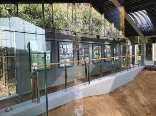 정비 후 보호각 내 전시 패널 모습