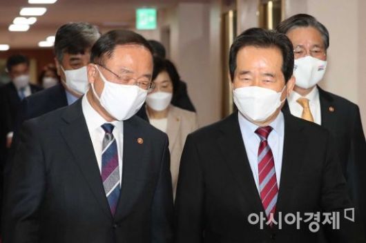 정세균 국무총리와 홍남기 경제부총리 겸 기획재정부 장관이 2일 서울 종로구 정부서울청사에서 열린 국무회의에 참석하고 있다. /문호남 기자 munonam@