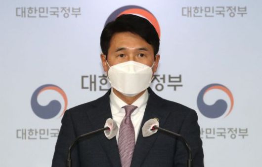 최창원 국무조정실 국무1차장이 8일 오후 정부서울청사에서 한국토지주택공사(LH) 직원들의 3기 신도시 투기 의혹과 관련해 정부합동특별수사본부(특수본) 설치와 수사 관련 브리핑을 하고 있다. [이미지출처=연합뉴스]