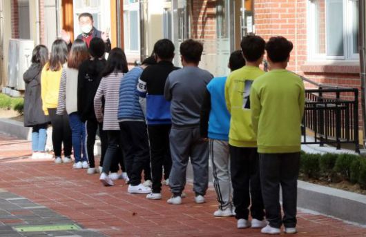 광주 북구 한 초등학교에서 새 학기를 맞아 등교한 학생들이 학교내 코로나19 방역 수칙 준수 요령을 배우고 있다. 사진은 기사 중 특정 표현과 무관. [이미지출처=연합뉴스]
