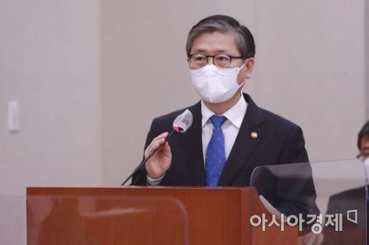 변창흠 국토부장관이 9일 국회에서 열린 LH 투기의혹 관련 긴급 현안질의에 출석, 현안보고를 하고 있다./윤동주 기자 doso7@