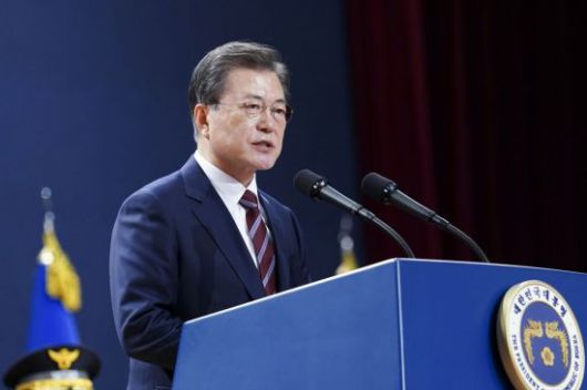 문재인 대통령이 지난 12일 오후 충남 아산시 경찰대학에서 열린 신임 경찰 경위·경감 임용식에 참석, 축사하고 있다. [이미지출처=연합뉴스]