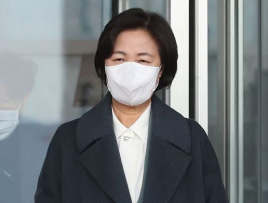 추미애 전 법무부 장관이 마지막 평검사 인사를 앞둔 지난 1월21일 점심시간 정부과천청사에서 외출하고 있다. 사진=연합뉴스