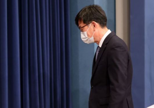 춘추관 브리핑을 마치고 퇴장하는 김 실장. / 사진=연합뉴스