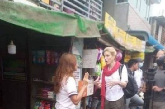 미얀마 양곤 시장에서 저항의 상징 '세 손가락' 경례를 하며 CNN 취재팀과 인터뷰 중인 여성. 사진=미얀마 나우 홈페이지 캡처