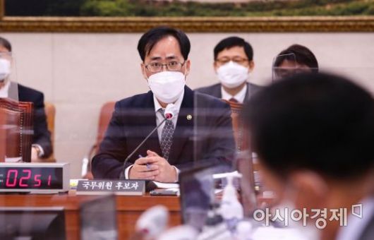 박준영 해양수산부 장관 후보자가 4일 국회에서 열린 인사청문회에 출석, 의원들 질의에 답변하고 있다./윤동주 기자 doso7@