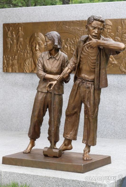 인천 부평공원에 일제강점기 강제징용 노동자들의 넋을 기리는 동상이 설치돼 있다. /문호남 기자 munonam@