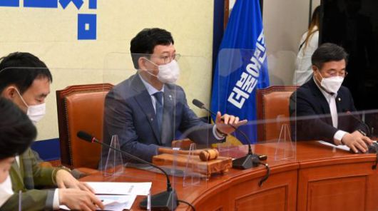 송영길 민주당  대표가 5일 오전 국회에서 열린 최고위원회의에서 발언하고 있다. [이미지출처=연합뉴스]