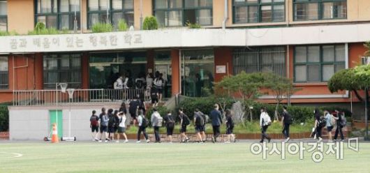 학교 밀집도 기준이 기존 3분의 1에서 3분의 2로 상향 조정됨에 따라 수도권 중학생 등교가 확대되며 직업계 고등학교 학생들은 매일 등교가 가능해진 14일 서울 동대문구 장평중학교에서 학생들이 발열체크를 위해 줄지어 서 있다. 2021.06.14 사진공동취재단