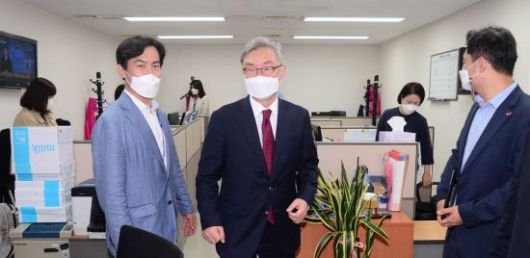 최근 국민의힘에 입당한 최재형 전 감사원장이 20일 오전 서울 여의도 국회를 방문, 국민의힘 사무처 직원들과 인사한 뒤 사무실을 나서고 있다. [이미지출처=연합뉴스]