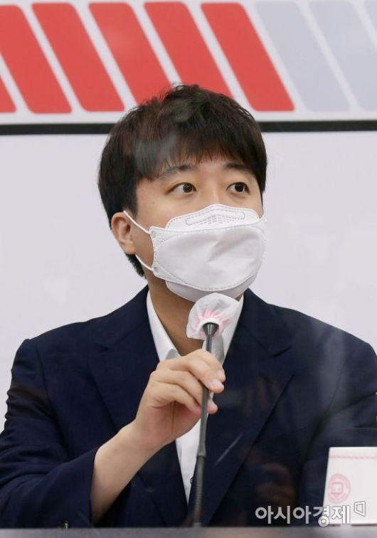 이준석 국민의힘 대표가 21일 국회에서 열린 중진연석회의에 참석, 모두 발언을 하고 있다./윤동주 기자 doso7@