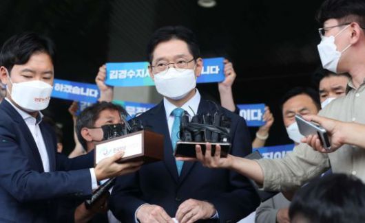 '드루킹 댓글 여론 조작' 사건에 연루돼 징역 2년이 확정된 김경수 경남지사가 21일 경남도청에서 입장 표명 하고 있다. [이미지출처=연합뉴스]