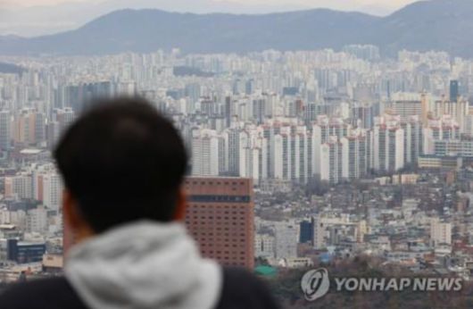 한 시민이 서울 도심을 내려다보고 있다. 사진은 기사 중 특정 표현과 무관. [이미지출처=연합뉴스]