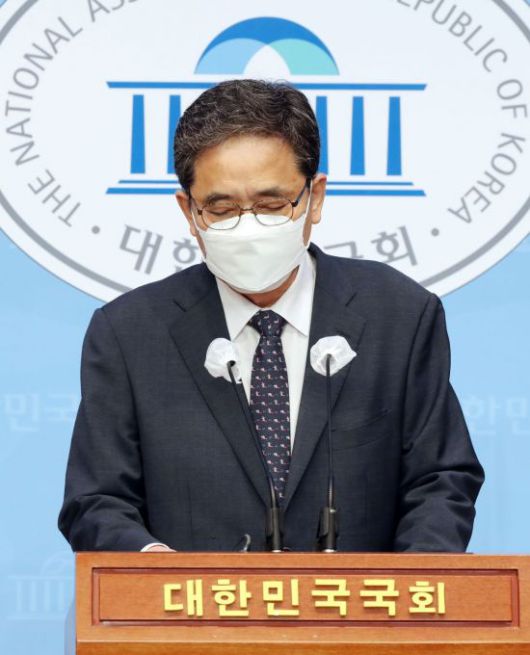 곽상도 무소속 의원이 아들의 '화천대유 퇴직금 50억원' 논란과 관련 2일 오전 서울 여의도 국회 소통관에서 국회의원직을 사퇴한다고 밝히고 있다. [이미지출처=연합뉴스]