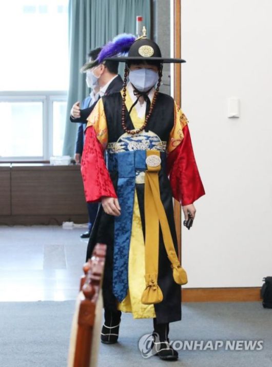 탁현민 청와대 의전비서관이 12일 오전 청와대 여민관 영상회의실에서 열린 국무회의에 전통의상을 입고 참석하고 있다. /사진=연합뉴스