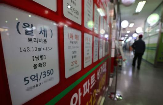 지난달 서울시내 공인중개사무소에 붙은 부동산 매물 안내문. / 사진=연합뉴스