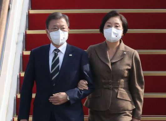 주요 20개국(G20) 정상회의와 제26차 유엔 기후변화협약 당사국총회(COP26) 참석 등 7박 9일간의 유럽 순방일정을 마친 문재인 대통령과 김정숙 여사가 지난 5일 경기도 성남시 서울공항에 도착, 공군 1호기에서  내리고 있다. [이미지출처=연합뉴스]