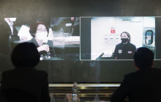 25일 열린 농어촌지역 5G 공동이용망 시범상용화 시연에서 임혜숙 과학기술정보통신부 장관이 서울 지하철 5G 28GHz와이파이 실증 현장과 영상통화를 하고 있다. [이미지출처=연합뉴스]