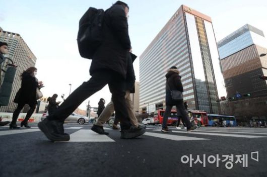새해 첫 출근일인 3일 서울 광화문 사거리에서 직장인들이 발걸음을 재촉하고 있다. /문호남 기자 munonam@