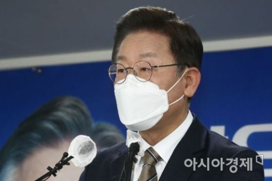 이재명 더불어민주당 대선후보가 26일 서울 여의도 중앙당사에서 기자회견을 갖고 있다./윤동주 기자 doso7@