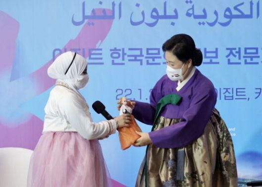 김정숙 여사가 지난달 20일(현지시간) 이집트 카이로 한 호텔에서 열린 이집트 한국문화 홍보 전문가와의 간담회에서 한복을 입은 인형을 선물받고 있다. / 사진=연합뉴스