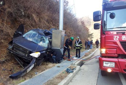 지난 2012년 12월2일 강원 홍천군 두촌면 44번 국도에서 박근혜 당시 새누리당 대선 후보의 측근이었던 이춘상 보좌관 등 6명이 탄 카니발 승합차가 도로 우측 과속카메라 지주대를 들이받는 사고가 났던 모습 / 사진=홍천소방서