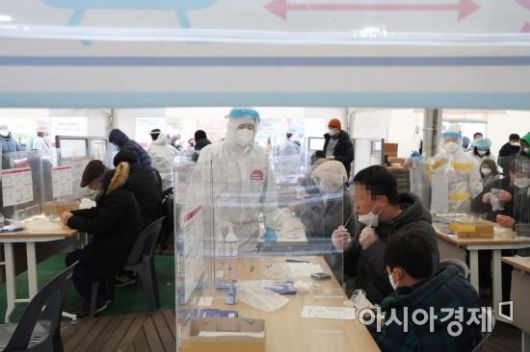 코로나19 신규 확진자가 사상 처음으로 10만 명을 넘어선 18일 서울 송파구보건소 선별진료소에서 시민들이 신속항원검사를 하고 있다. /문호남 기자 munonam@