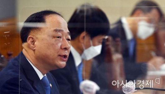 홍남기 경제부총리 겸 기획재정부 장관이 11일 서울 중구 은행회관에서 열린 '확대 거시경제금융회의'에서 모두발언을 하고 있다. 이날 회의에는 홍 부총리를 비롯해 이주열 한국은행 총재, 정은보 금융감독원장 등 경제·금융당국 수장들이 참석했다.