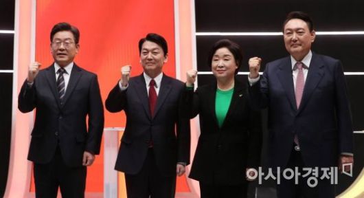 이재명 더불어민주당·안철수 국민의당·심상정 정의당·윤석열 국민의힘 등 여야 대선 후보가 21일 서울 마포구 MBC에서 열린 중앙선거관리위원회 주관 첫 토론회에 앞서 포즈를 취하고 있다./국회사진기자단