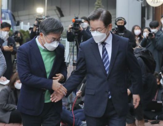 이재명 더불어민주당 대선 후보와 김동연 새로운물결 대선 후보가 1일 오후 서울 마포의 한 카페에서 회동한 후 악수하고 있다. [이미지출처=연합뉴스]