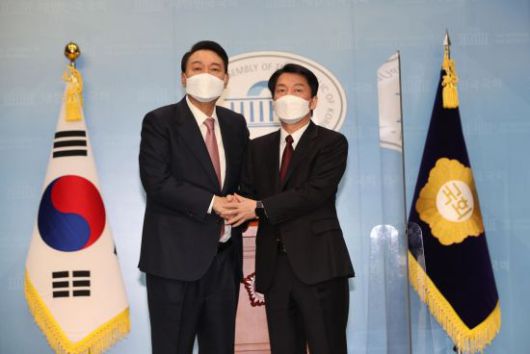 윤석열 국민의힘 대선 후보와 안철수 국민의당 대선 후보가 3일 오전 국회 소통관에서 단일화 기자회견을 마친 뒤 악수하고 있다. / 사진=연합뉴스