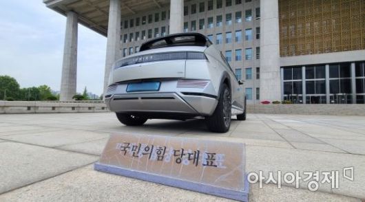 국회 본청 앞 '국민의힘 당대표' 주차구역에 주차돼 있는 현대차 전용 전기차 아이오닉5. 이준석 대표가 평소 타고 다닌다./윤동주 기자 doso7@