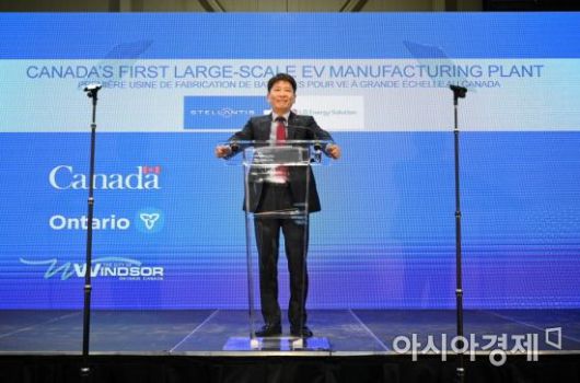 김동명 LG에너지솔루션 자동차전지사업부장 부사장이 23일(현지시간) 온타리오주 윈저시에서 개최한 LG에너지솔루션-스텔란티스 합작공장 투자 발표 행사에서 발표를 하고 있다.