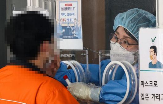 29일 서울 중구 서울역 선별진료소에서 관계자가 유전자증폭(PCR) 검사를 시행하고 있다. 이날 코로나19 신규 확진자 수는 34만7554명으로 전날 대비 16만여명 늘었다. / 사진=연합뉴스