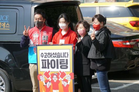 PPAT 응시자들과 함께 사진을 찍고 있는 유승민 전 의원 딸 유담씨 / 유승민 전 의원 캠프 제공