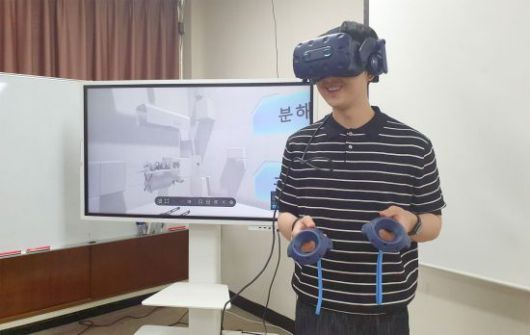 부경대 대학원생이 VR 교육 시스템을 체험하고 있다.