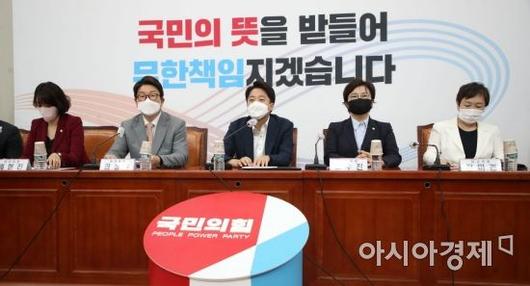 이준석 국민의힘 대표가 23일 국회에서 열린 최고위원회의에 참석, 모두발언을 하고 있다./윤동주 기자 doso7@