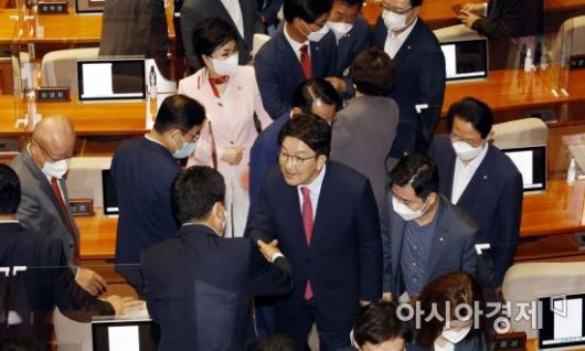 권성동 국민의힘 대표 직무대행 겸 원내대표가 21일 국회에서 열린 본회의에서 교섭단체 대표연설을 마친 후 동료의원들과 악수를 나누고 있다./윤동주 기자 doso7@