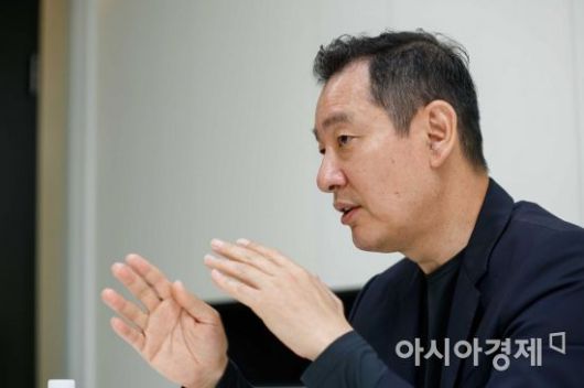 김도수 쇼박스 대표가 30일 서울 강남구 쇼박스 본사에서 인터뷰하고 있다./강진형 기자aymsdream@