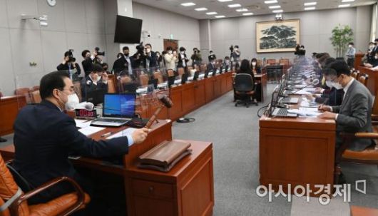 박홍근 국회 운영위원장이 29일 국회에서 열린 운영위원회의 전체회의를 주재하고 있다. 이날 운영위는 국민의힘이 불참한채 중대범죄수사청(중수청) 발족 논의를 위한 사법개혁특별위원회(사개특위)를 국회 특위로 설치하는 결의안이 의결됐다./윤동주 기자 doso7@