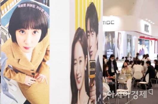 31일 서울 동대문디자인플라자에서 열린 국제방송영상마켓 ‘BCWW(BroadCast WorldWide) 2022’에서 시민들이 드라마 이상한 변호사 우영우 관련 부스를 둘러보고 있다. /문호남 기자 munonam@