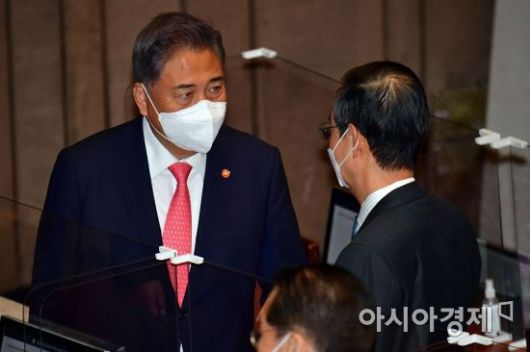 박진 외교부 장관이 29일 국회에서 열린 교섭단체대표 연설을 위한 본회의에 출석, 한덕수 국무총리와 이야기를 나누고 있다./윤동주 기자 doso7@