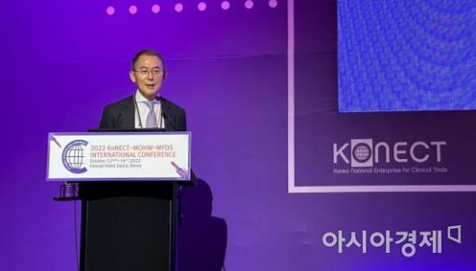 서울 영등포구 콘래드호텔에서 국가임상시험지원재단과 보건복지부, 식품의약품안전처 공동 개최로 열린 '2022 KoNECT 국제 콘퍼런스(KIC)'에서 남병호 헤링스 대표가 'DTx 임상 디자인에 있어서 고려사항'을 주제로 강연을 하고 있다. /사진=이춘희 기자