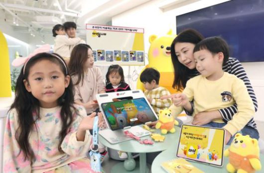 G유플러스 모델들이 아이들나라 OTT 서비스를 이용하고 있는 모습. 사진=LG유플러스