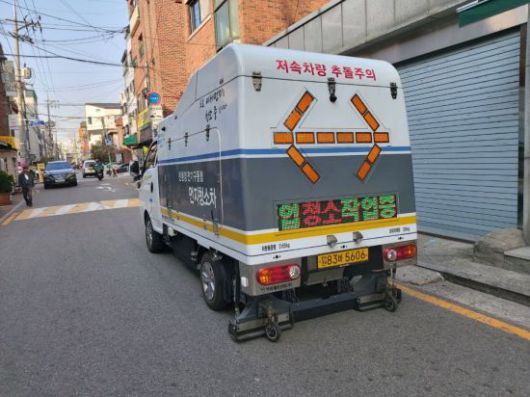 이면도로 미세먼지를 청소하고 있는 전기분진흡입차