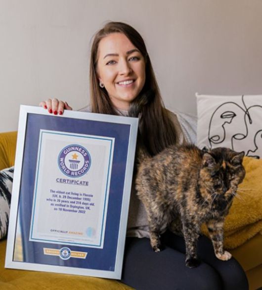 플로시를 입양한 비키 그린이 기네스 세계기록을 들어보이고 있다. 사진=기네스 세계기록 홈페이지