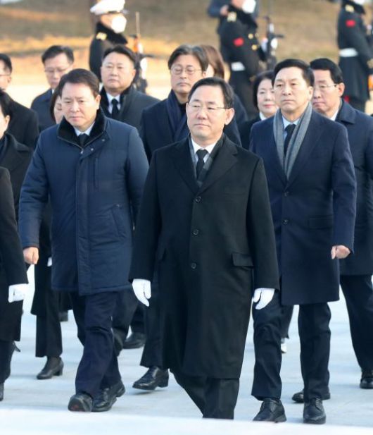 주호영 국민의힘 원내대표 등 당 지도부가 2023년도 새해 첫날인 1일 오전 서울 동작구 국립서울현충원 현충탑을 참배하고 있다. 2023.1.1 [국회사진기자단] [이미지출처=연합뉴스]