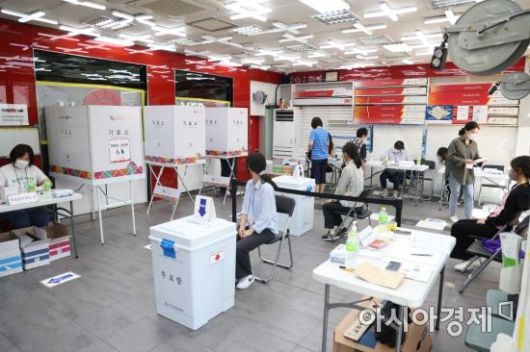 제8회 전국동시지방선거일인 2022년 6월1일 서울 서대문구 루마버텍스에 마련된 남가좌제2동 제2투표소에서 유권자들이 소중한 한 표를 행사하고 있다. /문호남 기자 munonam@