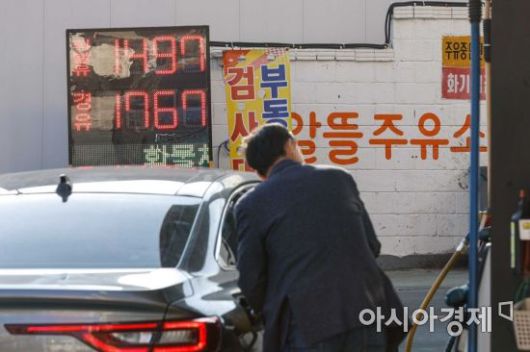 국제유가 하락으로 국내 주유소의 휘발유 판매 가격이 1년 반 만에 리터당 평균 1500원대로 하락한 11일 서울 한 주유소에서 휘발유를 리터당 1497원에 판매하고 있다./강진형 기자aymsdream@